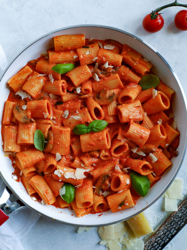 rigatoni pasta with red pepper sauce