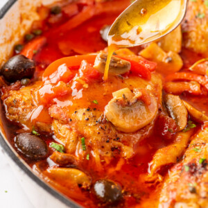Close up photo of easy chicken cacciatore in a skillet.
