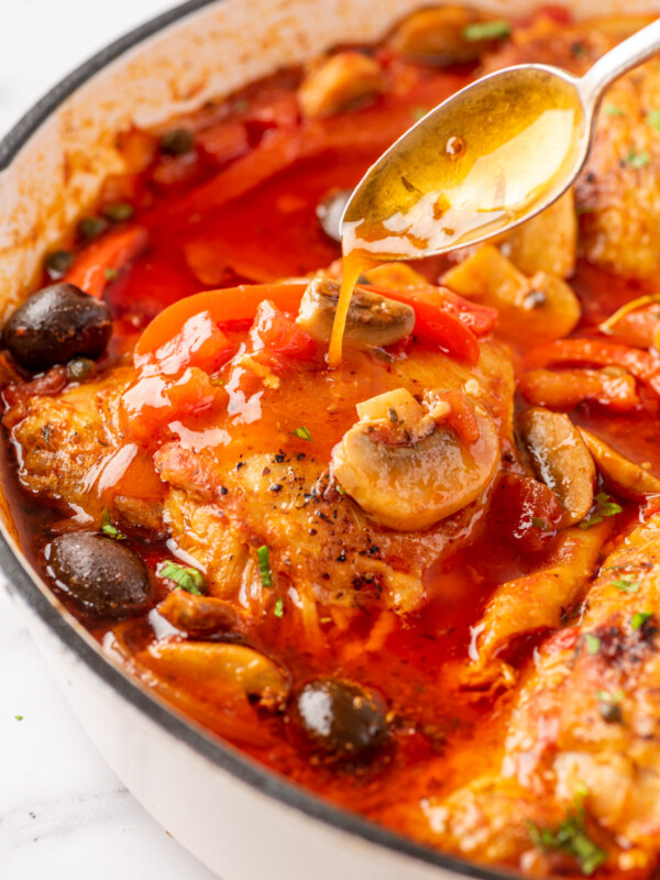 Close up photo of easy chicken cacciatore in a skillet.