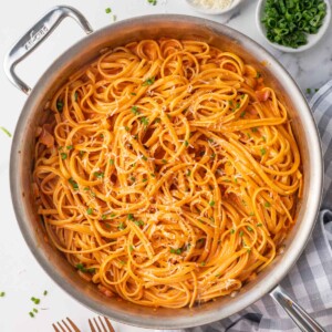 A skillet of creamy, spicy pasta.